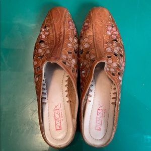 Pikolinos brown slides